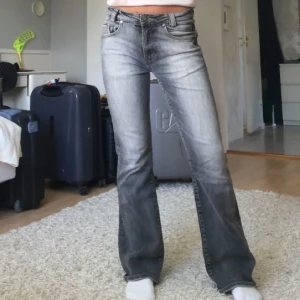 Grå jeans - Superfina grå jeans i bra skick! Parfekta nu mot hösten! 💕💕 storlek 30/32 men skulle säga att de passar mer till 27/32. De går att påverka storlek i midjan då jag trött igenom ett snöre, detta snyns inte från utsidan 💕 