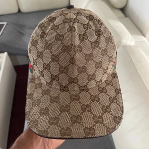 Gucci keps beige monogram - Säljer beige Gucci keps 🧢 – helt ny, aldrig använd ❗ Formad för dig på köpet ✔️ slipp fixa själv Kolla bilderna noga innan du köper 📸 och nöj dig med dom – inga returer ❌  Frakt inom 24h ✉️⏱️ Skicka DM vid intresse 💬  Lyxig & clean look ✨ – perfekt till sommaren ☀️ Pris: 1000 💸  Snapback / Adjustable ⚙️  Beige – stilren & trendig ⚡  ⚠️ Först till kvarn ⚠️ ‼️ Endast seriösa köpare ‼️