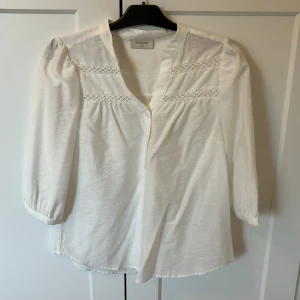 Vit trekvarts blus - Säljer denna fina trekvarts blus från FREE/QUENT i storlek S, ny skick endast använd 2 gånger. Bra kvalitet. 