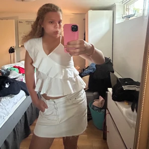 Vit topp - Vit topp köpt från Vinted, hon hade klippt bort lappen men den är ifrån forever 21 i storlek xs.😍dradjedja på sidan. Skriv om ni vill ha fler bilder❤️❤️