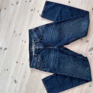 Nudie Jeans mörkblå - Säljer ett par klassiska Nudie Jeans Gritty Jackson i tvätten Blue Soil. Jeansen är mörkblå med snygg tvätt. Storlek 30W/32L. Byxorna är inte anväda så mycket så nära nyskick, kan man se på texten på innerfickan. Perfekta för dig som gillar stilrena och tidlösa jeans i 9/10 skick med en mycket reducerad kostnad. Säljes pga att dom är fel storlek i midjan för mig själv.