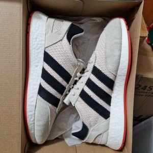 Oanvända Adidas Boost skor EU44  - Helt nya i original låda. Överdel i bl.a. skinn. Innermått 28 cm. Ord.pris ca 1500 kr. Skickas spårbart och försäkrat. Inga byten eller skambud, tack. 
