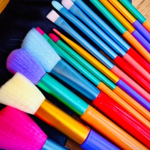 15 pcs rainbow colored makeup brush set! - 15 pcs rainbow colored makeup brush set av fint syntethår är ett komplett set sminkborstar för din dagliga rutin i härliga färger som ger en färgstark start på dagen. Längd skaft: 11 cm. Nya och oanvända.