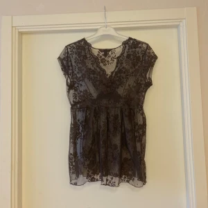 🍒Vintage babydoll fairycore spetsblus🍒 - 🍒LOVLEY LACE🍒Vacker skir babydoll fairycore blus i spets. Finns en liten reva i tyget fram. Se bild.🍒