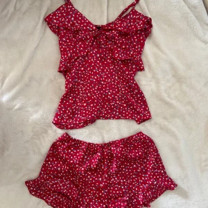 Gulligt pjamasset HM - Supergullig pyjamaset med linne och shorts! Båda delarna är i fint skick och i xs💗