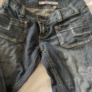 Blå jeans från Only med slitningar - Säljer ett par blå jeans från Only med snygga slitningar.
