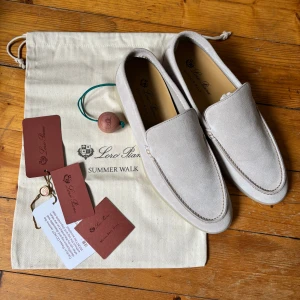Loro Piana Summer Walk - Loro Piana Summer Walk Loafers – Beige mocka – Storlek 44  Säljer ett par eleganta summer walk loafers från Loro Piana i ljusbeige mocka – perfekta för sommar.  ✔️ Nästan nya – endast provade inomhus ✔️ Inköpta för ca 6000 kr ✔️ Original dustbag och taggar medföljer ✔️ Tillverkade i Italien 📦 Spårbar frakt inom 1–2 dagar. 