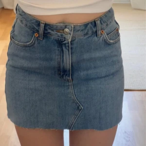 jeanskjol  - ljusblå jeanskjol, aldrig använd. Liten i storleken 