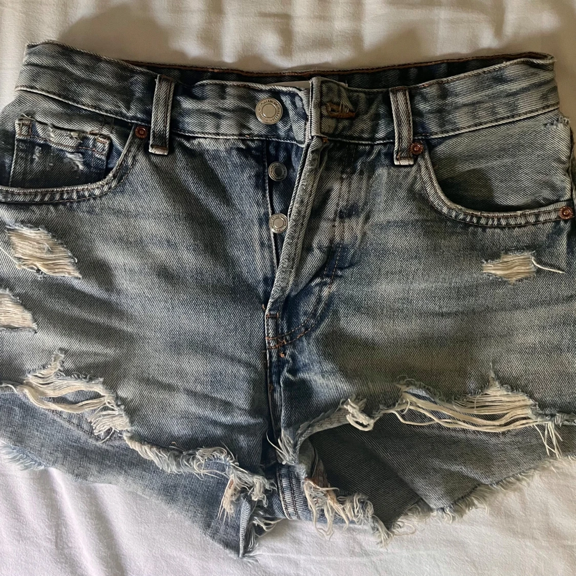 Blå mid waisted jeansshorts Pull&Bear
