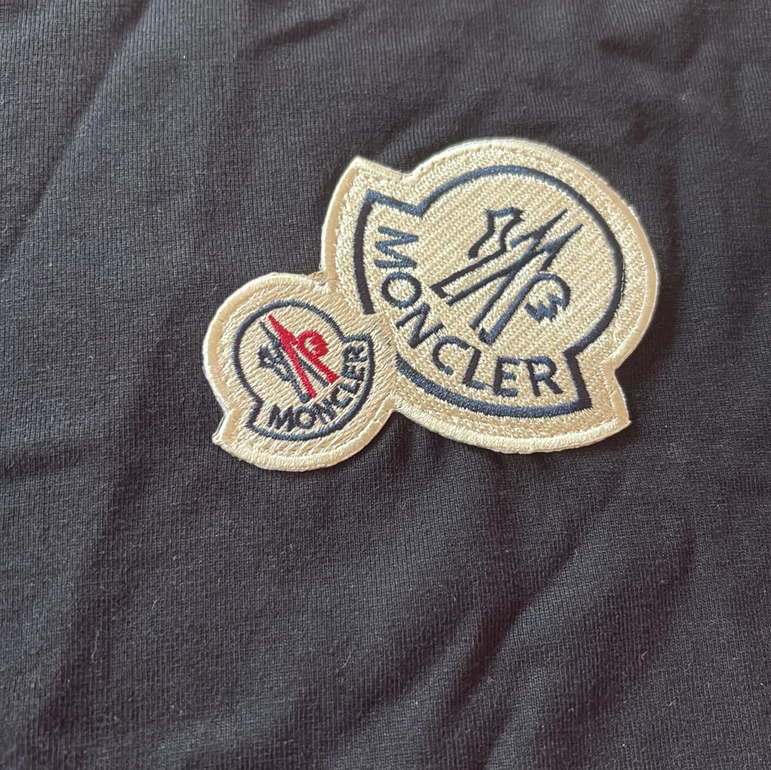 Svart Moncler t-shirt med patch - 1