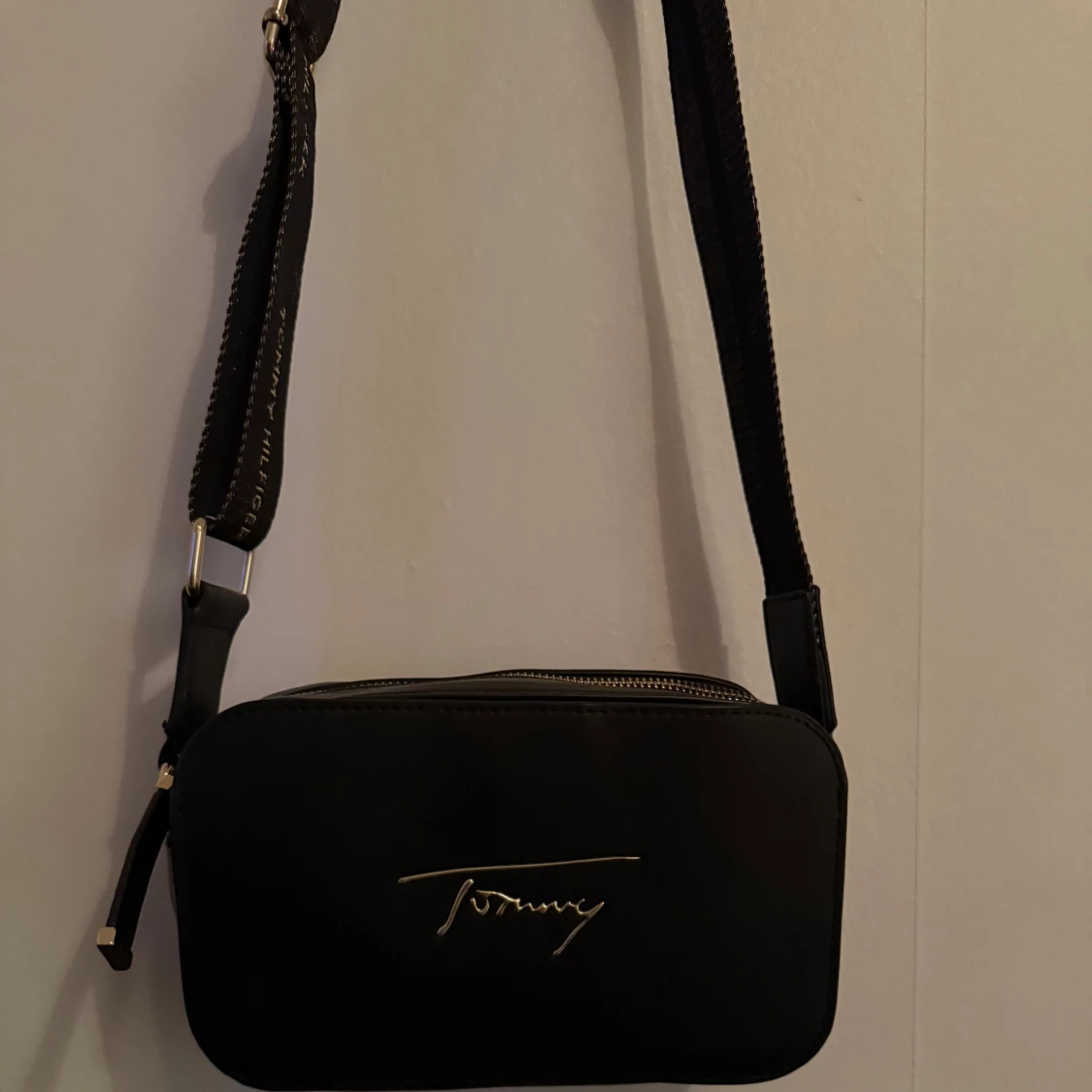 Svart axelväska Tommy Hilfiger - 1