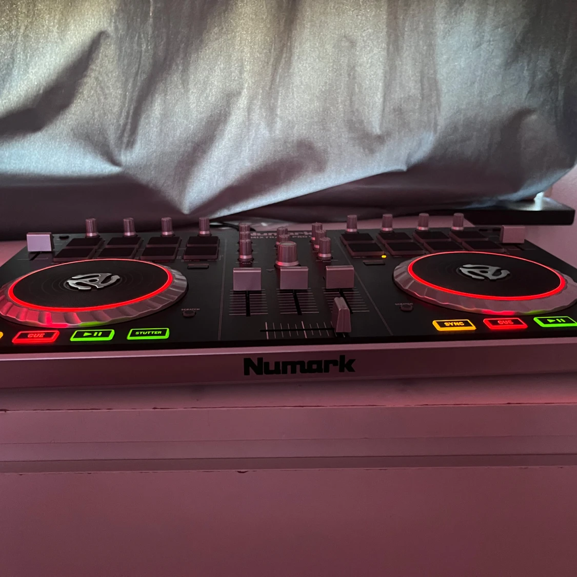 Säljer en DJ Mixtrack Pro II - 2