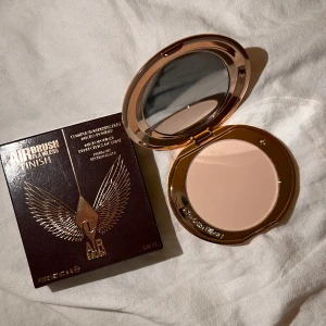 Charlotte Tilbury Airbrush Flawless Finish puder - Säljer detta helt nytt oanvänt Charlotte Tilbury puder i färgen 1 fair/pale. Säljer då det tyvärr inte passade mig. Pudret räcker i väldigt länge. Pris kan diskuteras 💕💕 