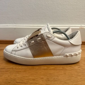 Valentino open sneakers - Säljer nu dessa fina valentino open skor | Super fint skick | Storlek 40 | Kommer med box och dustbag | Hör gärna av er vid frågor eller funderingar 
