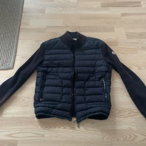 Marinblå Moncler cardigan - Säljer en marinblå Moncler cardigan. Pris 1999kr. Äkta. Scantag funkar. Unge defekter förutom något solblekt. Kan se på bilderna. Storlek l men passar som m kan se på bild 3. Hör gärna av dig vid fundering. 