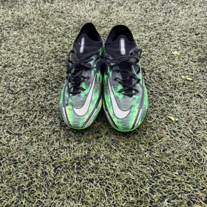 Nike Phantom GT2 Elite fotbollsskor - Säljer ett par Nike Phantom GT2 Elite fotbollsskor i svart och grönt med silverdetaljer.
