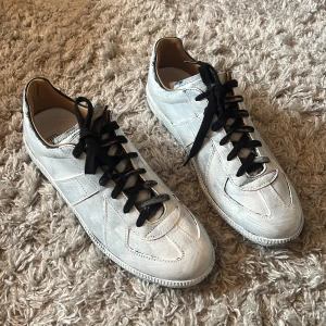 Helt nya Maison Marginela gats - Säljer dessa riktigt snygga Maison margiela gats i storlek 44. Skorna är helt nya, aldrig använda. Allt og kommer med, box, kort och dustbags. Bara att skriva över frågor och funderingar.
