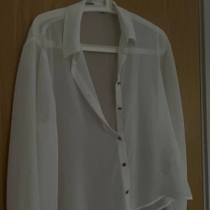 genomskinlig blus  - Säljer denna fantastiska genomskinliga blusen som är lite oversized så den är helt perfekt till att ha över en bikini till stranden eller kan man använda egna bra fantasier till denna! passar till allting och super snygg på å lätt att styla💕