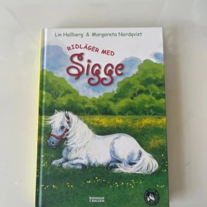 Ridläger med Sigge - Följ med Elina på ett spännande sommarlov på ridläger! Lär dig nya saker, bada, busa och upplev allt som hör ridläger till. Men när Eric och Simon dyker upp blir det extra spännande – Sigge är ju Simons häst! Perfekt för dig som älskar hästar och vänskap. Inga vikta sidor💗