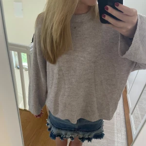 Beige stickad tröja - Supermjuk stickad tröja från Lager 157. Storlek L, men passar snyggt som en oversized tröja också. Knappt använd. Inga skador alls!🌸🌸
