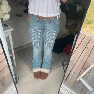 Ljusblå jeans med slitningar - Säljer ett par ljusblå jeans med tydliga slitningar! Köpta på Vinted för 3 veckor sedan o har inte kommit till användning sen dess. Säljer helst via Vinted där jag heter vilma1234567891011