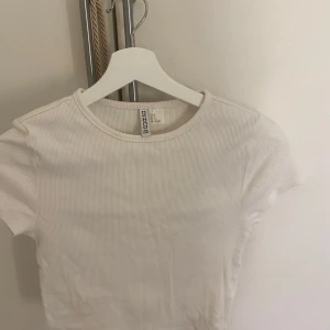 Vit ribbad tröja - Kortärmad basic tröja från h&m
