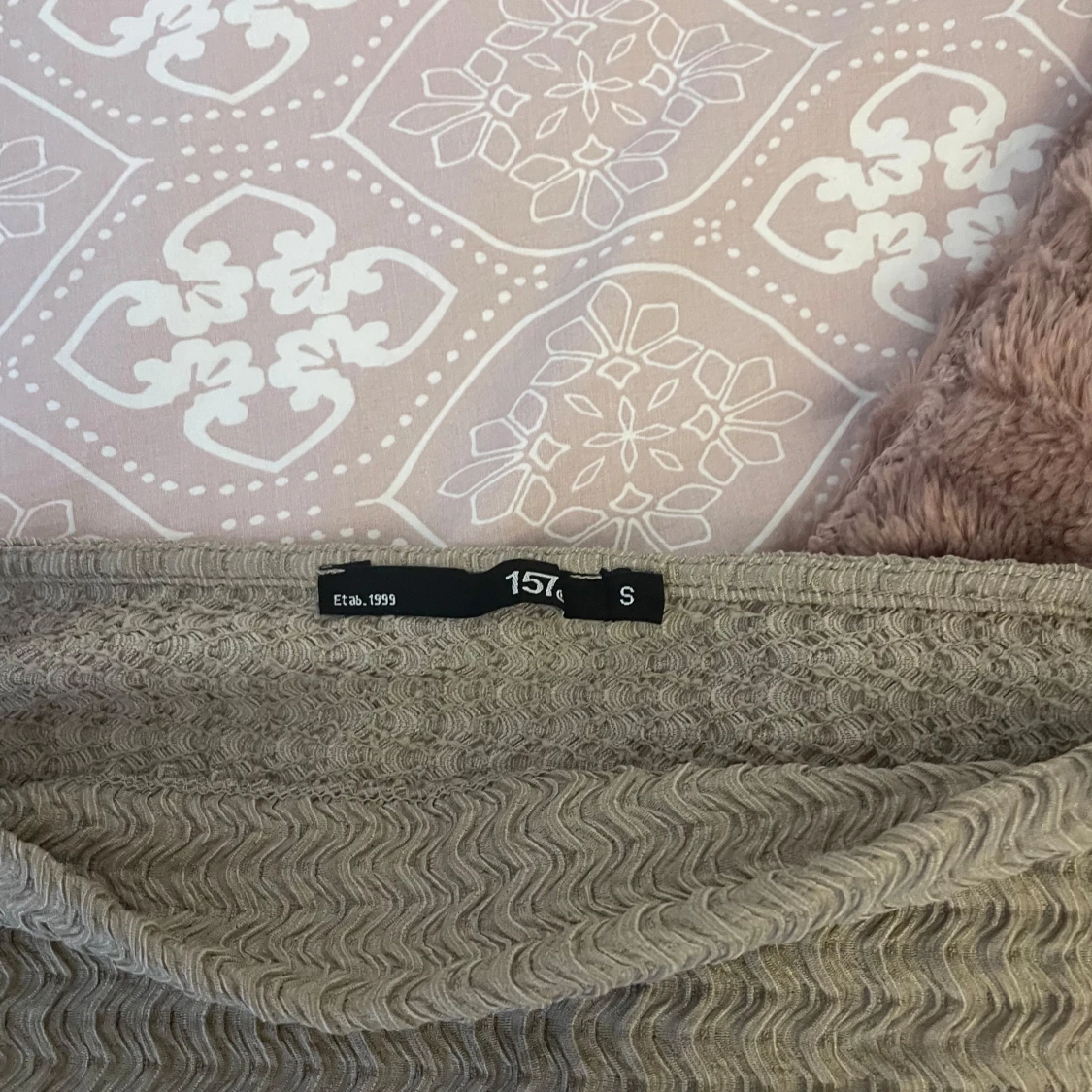 Svart och beige tröja från 157 - 1