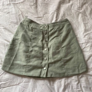 Cotteque kjol - Söt kjol med funktionella knappar framtill.  Mycket sparsamt använd, har inga skavanker eller defekter!🌸