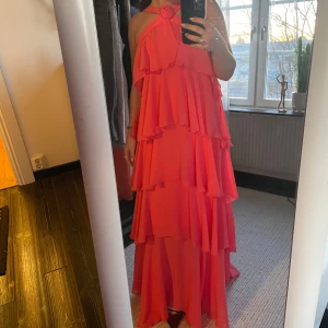Volangklänning från veromoda - Säljer denna populära korallfärgade klänningen från Veromoda. Lappen är kvar på den. ❤️