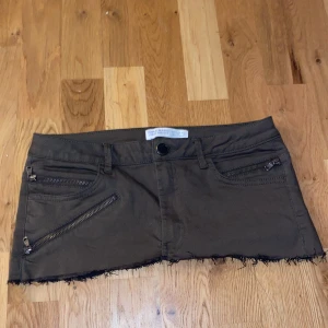 Mörk grön lowaist kort kjol - Snygg mörk grön lowaist jätte kort kjol  från zara , jag har klippt t kjol från jeans❣️ med snygg dragkedja i fram. Perfekt för en trendig look. Strl 35 men passar S och XS
