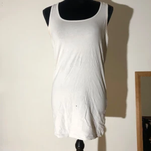 Grått långt linne - Ljusgrått/beige linne från skill. Använt skick. Storlek L 44/46. Längd ca 78cm.