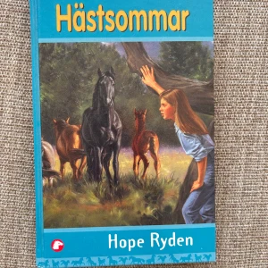 Hästsommrar. NY! - Boken 'Hästsommrar' av Hope Ryden handlar om 13-åriga Alison som reser till Wyoming och måste övervinna sin rädsla för hästar och höjder. En ungdomsbok med hästtema, perfekt för dig som gillar spännande berättelser om vänskap och äventyr på landet. Oläst!