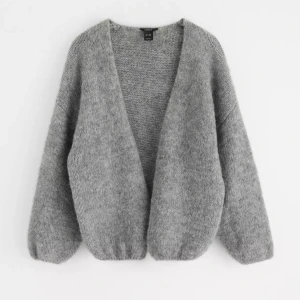 Grå stickad kofta lindex - säljer denna, jättebra skick och endast använd fåtal gånger🥰 slutsåld på hemsidan stl xs/s