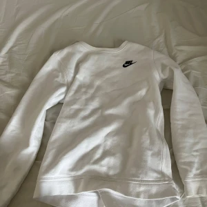 Vit Nike tröja - Säljer en vit Nike tröja från kidsbrandstore nypris 499kr storlek 147-158