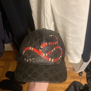Gucci Keps (äkta) - Säljer denna Gucci keps eftersom den inte passar min stil. Kepsen är äkta men inte den bästa skickat. Den kan se lite off ut eftersom som ni ser har jag behövt måla på den eftersom dens var förstörd där men jag kan garantera att den är äkta efter de som den är köpt på tradera och har kvar digitala tradera kvitto. Ni kan också legit checka tagsen. Kepsen är perfekt för dig som letar efter en fet keps till sommaren. Den kommer passa de flesta huvuden. ❗️priset kan absolut diskuteras❗️