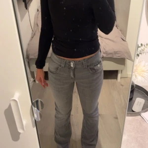 Grå jeansbyxor från Gina Tricot - Säljer ett par grå jeansbyxor från Gina Tricot i klassisk femficksmodell. Byxorna har normal passform, raka ben och stängs med dragkedja och knapp. Perfekta till vardags för en avslappnad stil.