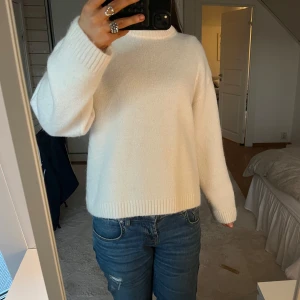 Vit stickad tröja från Gina Tricot - Mysig vit stickad tröja från Gina Tricot i ullblandning. Tröjan har rund halsringning, långa ärmar och ribbade muddar vid ärmslut och nederkant. använd 2 gånger och gillar inte den basic vita färgen. köpt för 400kr 💖