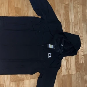 Under Armour windbreaker M - Jag säljer en helt ny och oanvänd under Armour windbreaker. Kommer med original förpackning och alla lappar osv sitter kvar på vindjackan. Säljer pga att jag beställde fel storlek. Fraktar samma dag som du köper.