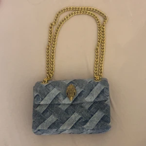 KURT GEIGER - Säljer en snygg Kurt Geiger inspirerad axelväska i jeanstyg som passar perfekt till jeans outfits om inte mer 💙perfekt till sommaren. ☀️(går att justera kedjan)