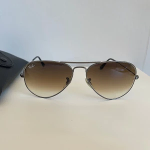 Ray-Ban aviator solglasögon med  bruntonade glas - Klassiska Ray-Ban aviator solglasögon. 