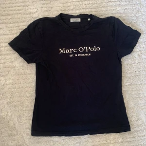 Mörkblå t-shirt från Marc O'Polo - Mörkblå T-shirt från Marc O'Polo. Säljer för den har blivit för liten. Ser nästan helt ny ut.
