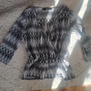 Svartvit omlottopp - Omlottopp från BikBok (helt slutsåld) i silver/svart/vit. Köpt här på plick för 300 💗 Säljer då den satt lite för stort på mig därav aldrig använd och inga tecken på använding.  Kom priv om du har några frågor. 💗🌸