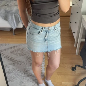 Blå jeanskjol  - Säljer denna jättefina jeanskjolen då den tyvärr inte kommer till användning längre. Endast använd ett fåtal gånger!🌸