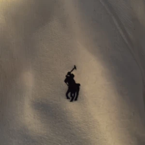 Vit polo ralph lauren hoodie - Detta är en fet polo hoodie som är storlek xs som passar nån som är runt 160-165,beror på vilken vikt men den är väldigt bra kvalité och är väldigt trendig just nu 
