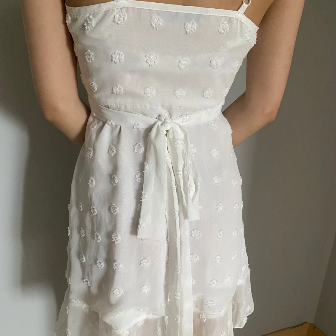 Vit omlottklänning med volang - 2