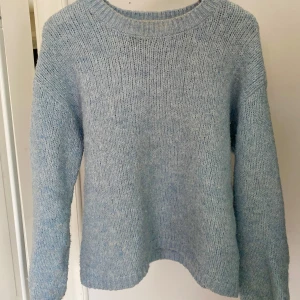 Ljusblå stickad tröja - Mysig ljusblå stickad tröja från BikBok. Pris kan diskuteras!💕