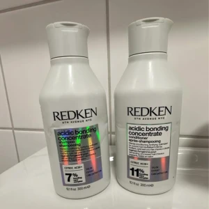 Redken Acidic Bonding Concentrate duo - Säljer schampo och balsam från Redken acidic bonding concentrate serien. Endast använd vid två tillfällen. Säljer båda för 200 kr, pris kan diskuteras vid snabb affär.
