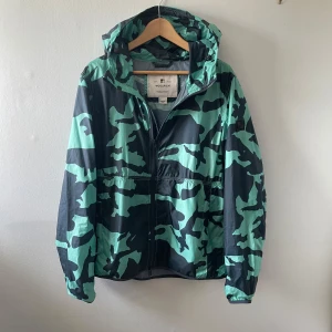 Woolrich windbreaker camo - Säljer en sjukt snygg windbreaker från woolrich som är perfekt nu till våren. Bra skick, inga defekter! 
