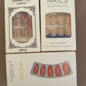 Set med lösnaglar i olika nyanser - Tre förpackningar med lösnaglar i olika nyanser av rosa och nude. Varje förpackning innehåller 24 naglar som är enkla att applicera själv. Perfekt för en snabb och enkel manikyr hemma.