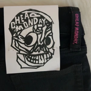 Cheap monday jeans - Säljer ett par jätte snygga och lågmidjade svarta jeans från weekday som tyvärr vart lite försmå! Jeansen är helt slutsålda och är bootcut/flare i storlek W23L30. Byter gärna mot ett par samma jeans runt stolek w25 eller w26. Jeansen är helt oanvända endast testade. Pris kan diskuteras!💕💕